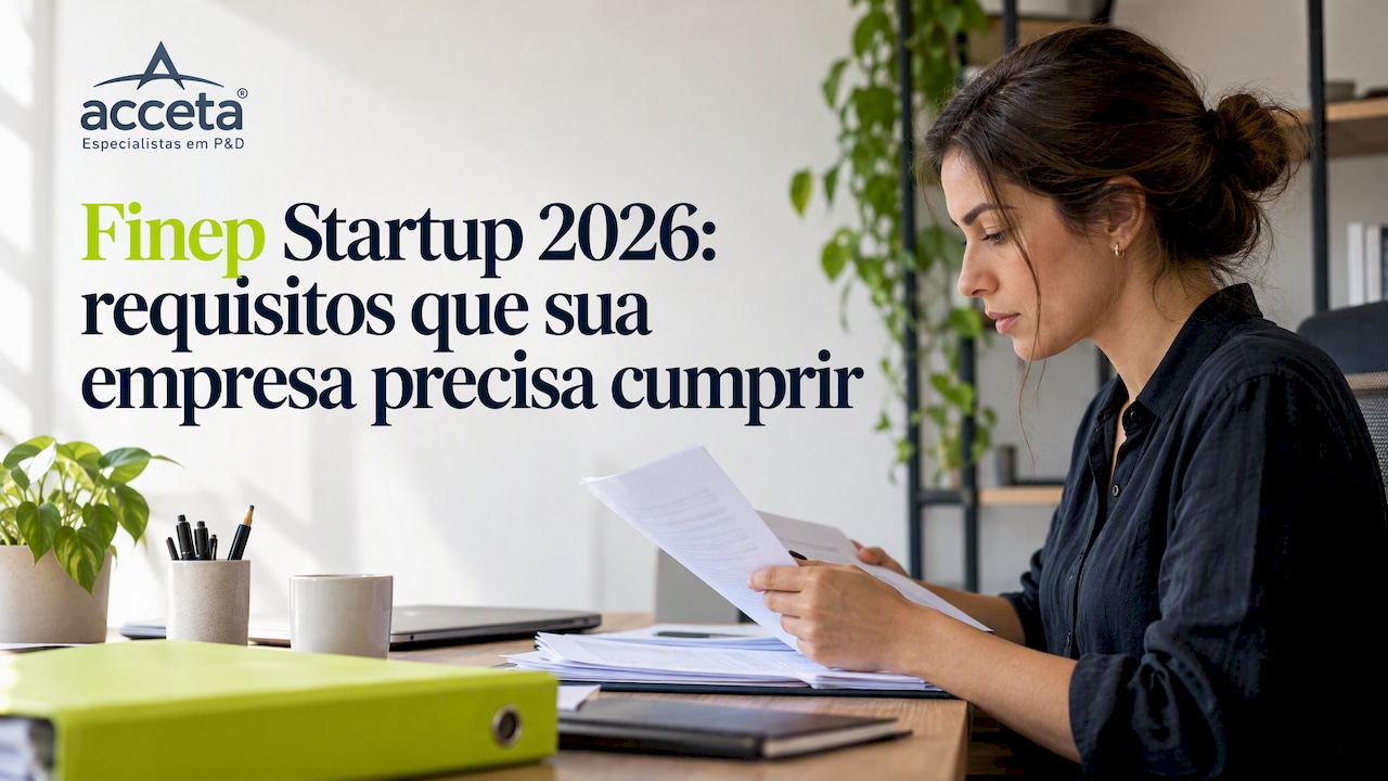 Fundadora revisa documentos para obtenção de financiamento da Finep