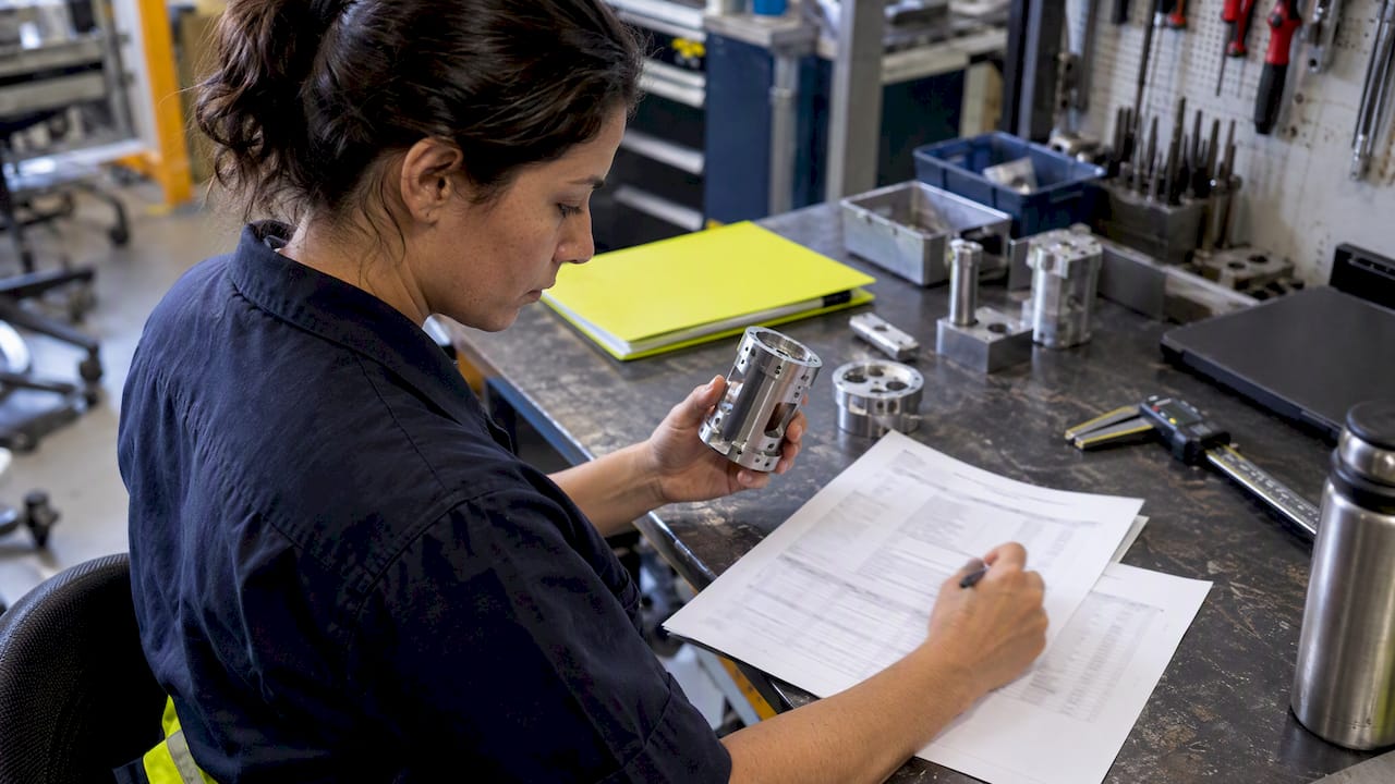 Engenheira associa protótipo ao orçamento do projeto